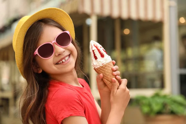 公園でおいしいアイスクリームを持つかわいい女の子、テキストのためのスペース — ストック写真