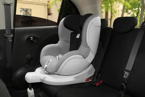 Детское сиденье на заднем сидении в машине. Предотвращение опасности — стоковое фото