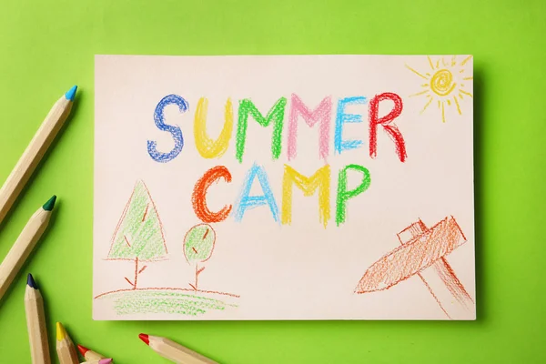 Papel com texto escrito SUMMER CAMP, desenhos e lápis diferentes sobre fundo de cor, flat lay — Fotografia de Stock