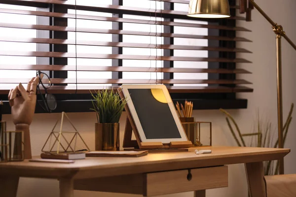Local de trabalho elegante com tablet moderno na mesa na janela. Idéias para design de interiores — Fotografia de Stock