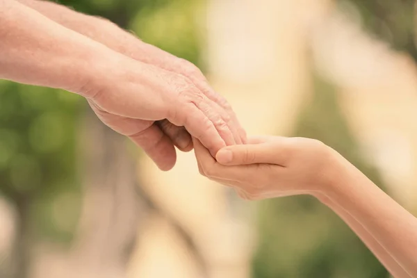 Människor, omsorg och stöd. Att ge hjälpande hand koncept — Stockfoto