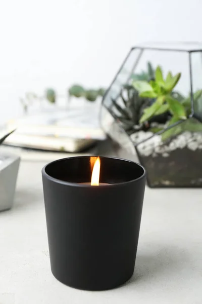 Hořící svíce a rostliny na bílém stole, prostor pro text — Stock fotografie