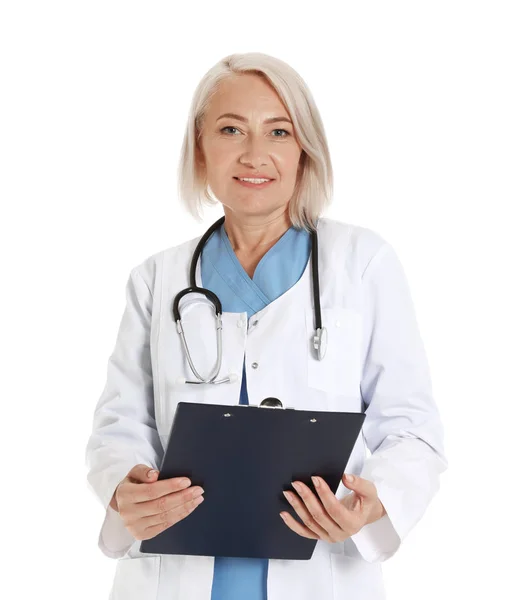 Portrét ženského lékaře se schránkou izolovanou na bílém. Zdravotnický personál — Stock fotografie