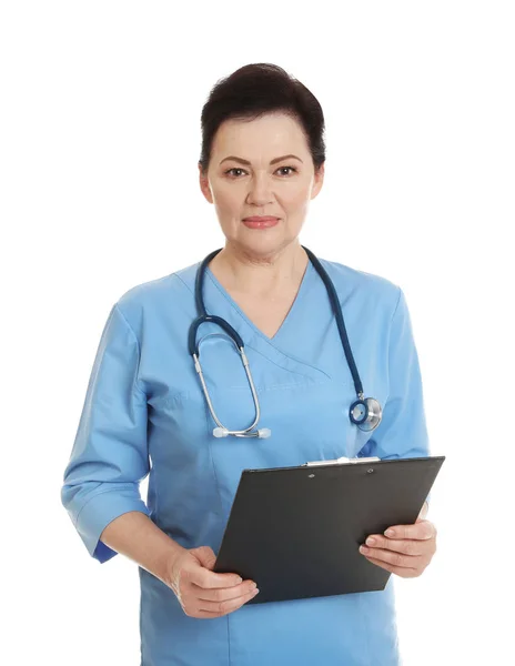 Portrait de femme médecin en blouse avec presse-papiers isolé sur blanc. Personnel médical — Photo