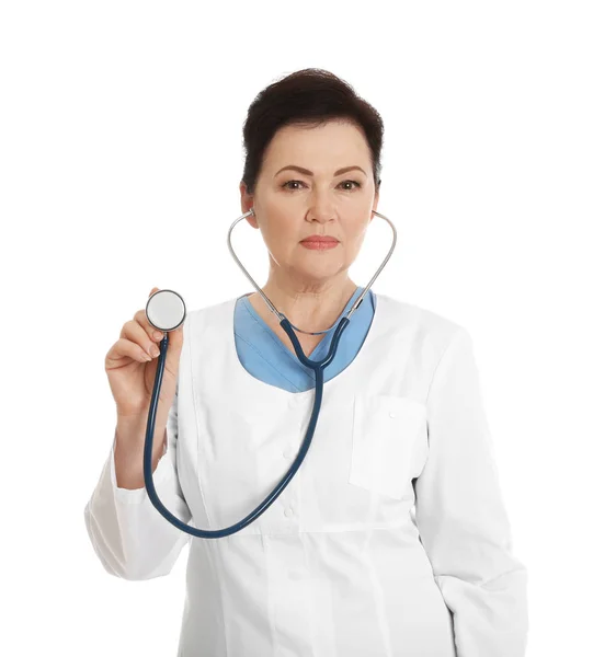 聴診器を持つ女性医師の肖像画を白で隔離。医療スタッフ — ストック写真