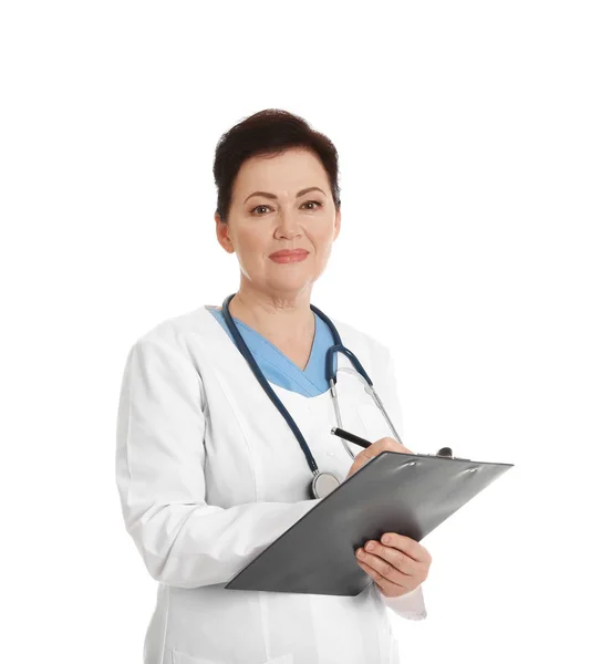 Portrait de femme médecin avec presse-papiers isolé sur blanc. Personnel médical — Photo