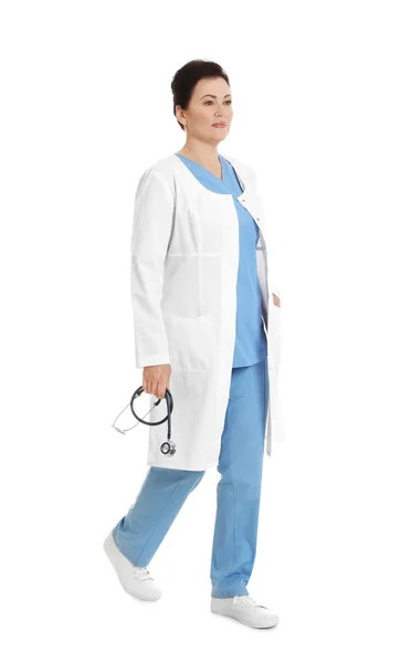 Повнометражний портрет жінки-лікаря ізольовано на білому. Медичний персонал — стокове фото