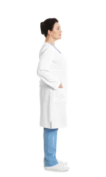 Полноразмерный портрет женщины-врача, изолированный на белом. Медицинский персонал — стоковое фото