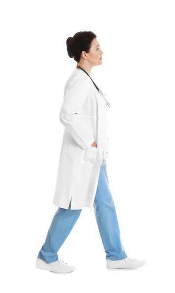 Retrato de cuerpo entero de doctora aislada en blanco. Personal médico —  Fotos de Stock