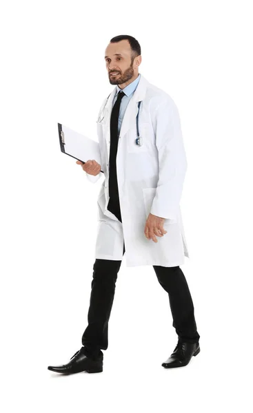 Retrato de comprimento total do médico masculino com área de transferência isolada em branco. Pessoal médico — Fotografia de Stock