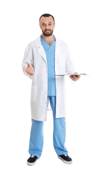 Retrato de comprimento total do médico masculino com área de transferência isolada em branco. Pessoal médico — Fotografia de Stock