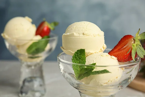 Délicieuse glace vanille aux fraises servie sur table, en gros plan — Photo