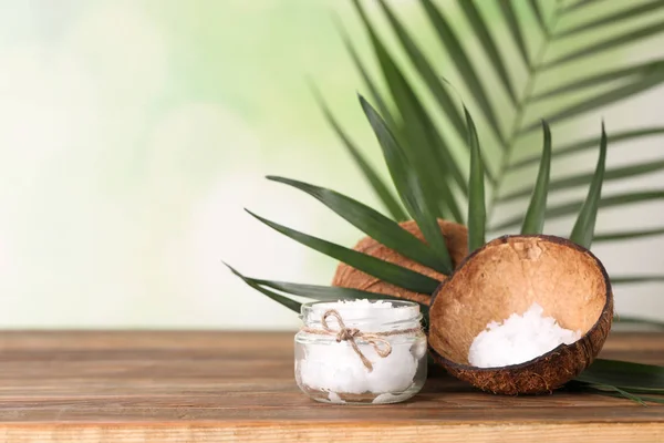 Composición con aceite de coco orgánico natural sobre mesa de madera. Espacio para texto — Foto de Stock