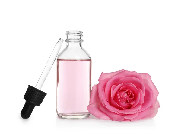 Butelka róży olejek Eterowy, pipeta i kwiat na białym tle — Zdjęcie stockowe