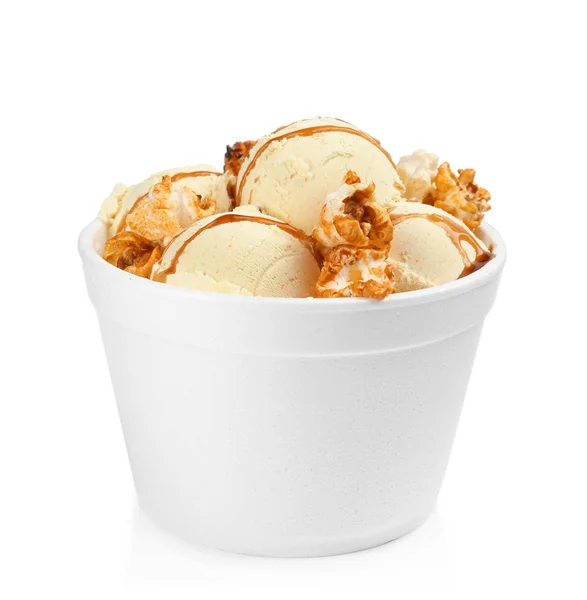 Delizioso gelato con popcorn al caramello e salsa in ciotola per dessert su sfondo bianco — Foto Stock