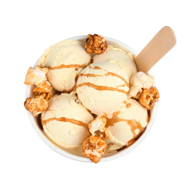 Delizioso gelato con popcorn al caramello e salsa in ciotola per dessert su sfondo bianco, vista dall'alto — Foto Stock