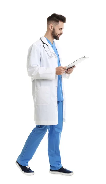 Jovem médico do sexo masculino em uniforme com área de transferência isolada em branco — Fotografia de Stock