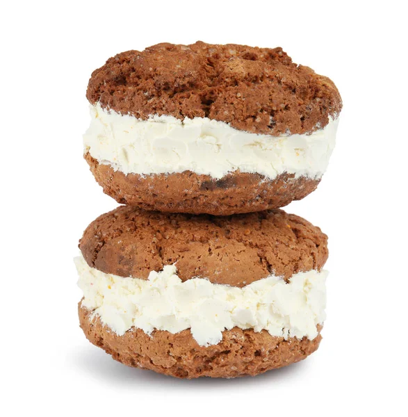 Doces deliciosos sanduíches de biscoito de sorvete no fundo branco — Fotografia de Stock
