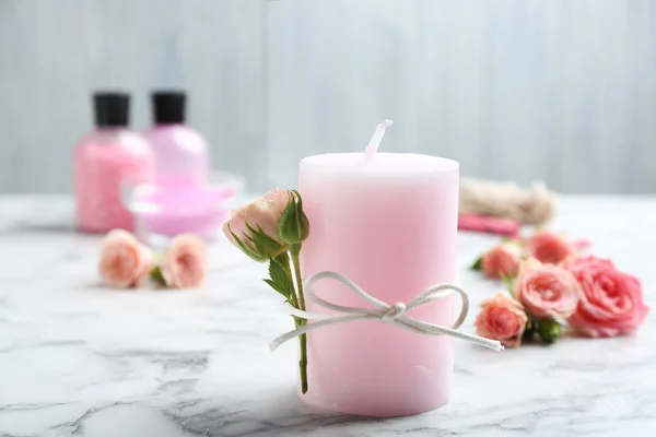 Vela perfumada con rosas sobre mesa de mármol — Foto de Stock