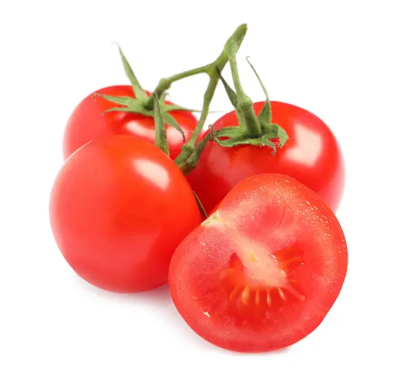 Gałąź świeżych pomidorów wiśniowych izolowana na białym — Zdjęcie stockowe