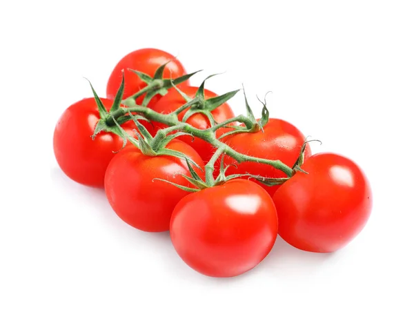 Ramo de tomates cereja frescos isolado em branco — Fotografia de Stock