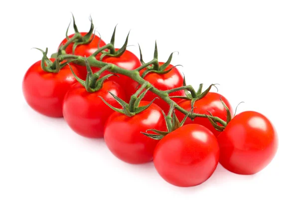 Ramo de tomates cereja frescos isolado em branco — Fotografia de Stock