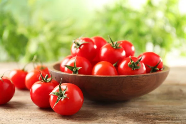 Ahşap masa üzerinde taze kiraz domates Kase — Stok fotoğraf
