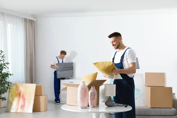 Serviços móveis funcionários embalagem pertences no quarto — Fotografia de Stock