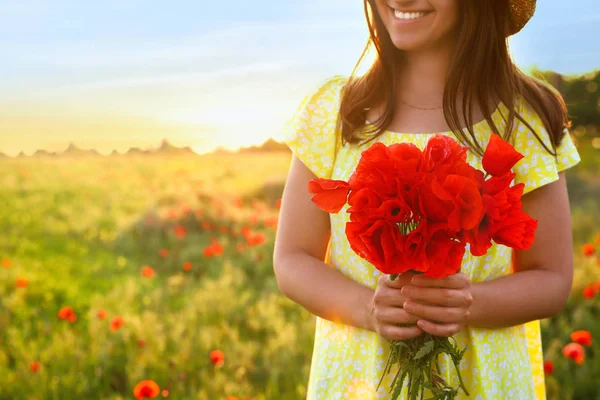 Vrouw met boeket klaprozen in het veld op zonnige dag, close-up. Ruimte voor tekst — Stockfoto