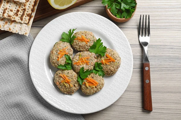 Platt Lay komposition med plattan av traditionella påsk (Pesach) gefilte fisk på trä bakgrund — Stockfoto