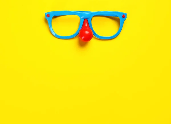 Maskerade glazen op kleurrijke achtergrond, Top uitzicht. Ruimte voor tekst — Stockfoto
