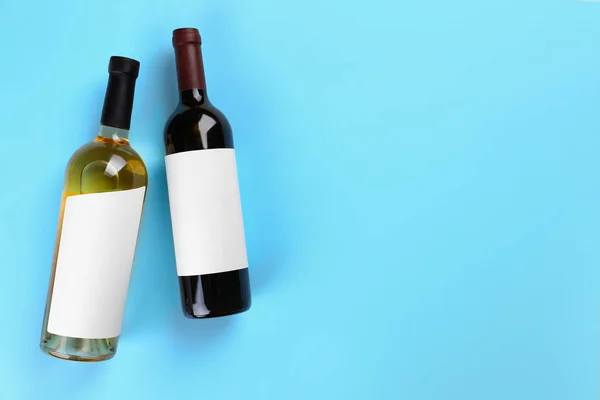 Flaskor vin på färgglada bakgrund, platt låg. Utrymme för text — Stockfoto