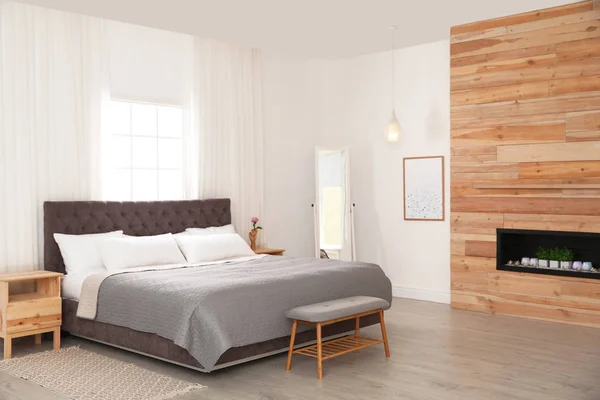 Современная удобная кровать в номере. Дизайн интерьера — стоковое фото