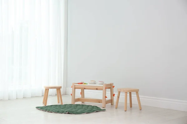 Amplia habitación para bebés con muebles de madera cerca de la ventana. Diseño de interiores —  Fotos de Stock