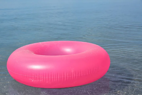 Anillo inflable brillante flotando en el agua de mar. Vacaciones de verano — Foto de Stock