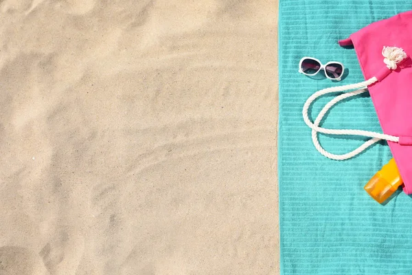 Composición plana con accesorios de playa sobre arena. Espacio para texto — Foto de Stock