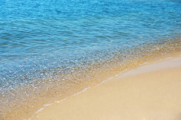 Utsikt över havsvatten och strand sand på solig dag — Stockfoto