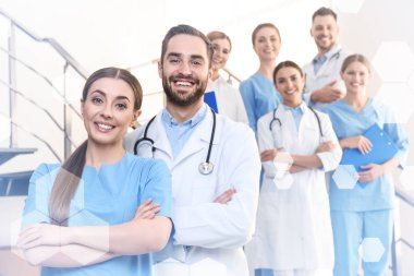 Klinikteki bir grup doktor. Tıbbi hizmet