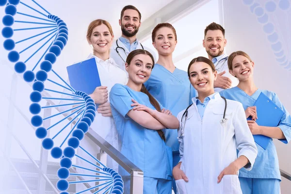Gruppo di medici in clinica e formula del DNA. Servizio medico — Foto Stock