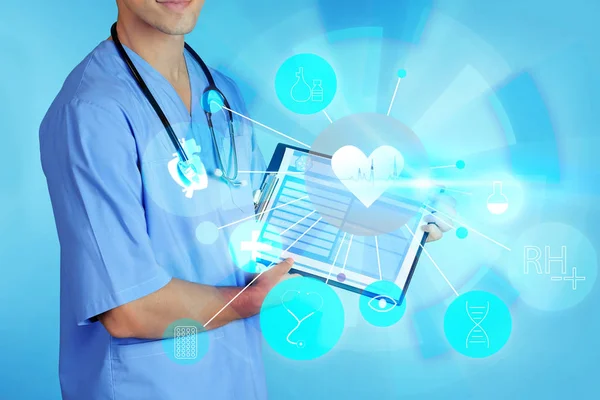 Doctor sosteniendo estetoscopio y portapapeles con forma de registro sobre fondo de color, primer plano. Servicio médico —  Fotos de Stock