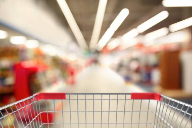 Süpermarket ve boş alışveriş sepeti bulanık görünümü, çekim