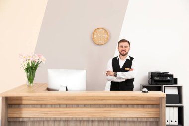 Modern otelde resepsiyonistin masada portresi