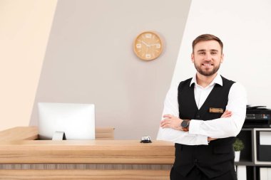 Modern otelde resepsiyona yakın resepsiyonist portresi
