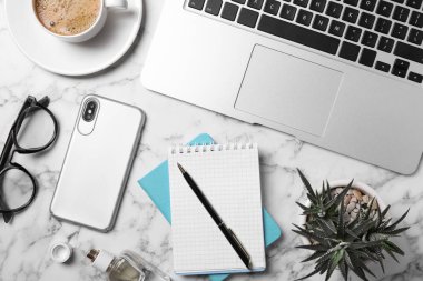 Mermer arka plan üzerinde dizüstü bilgisayar ve blogger'S şeyler ile Düz yatıyordu kompozisyon