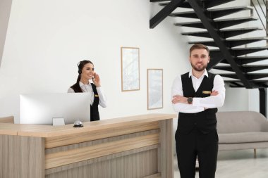 İşyerinde profesyonel üniformalı genç resepsiyonistler