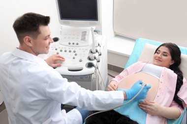 Ultrason taramada klinik geçiren genç hamile kadın