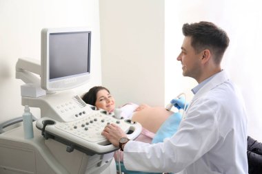 Ultrason taramada klinik geçiren genç hamile kadın