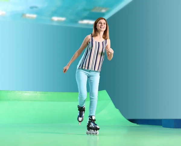 여자 롤러 스케이트장에서 재미 — 스톡 사진
