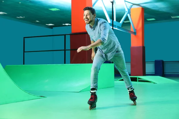 Hombre divirtiéndose en pista de patinaje — Foto de Stock