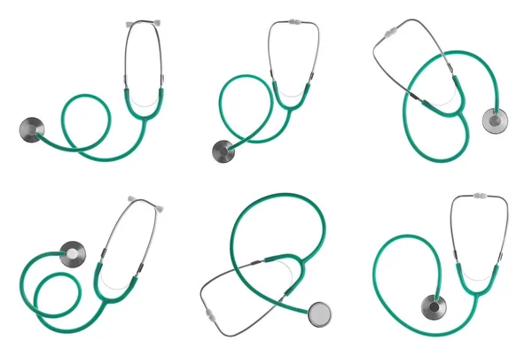 Zestaw zielonych stetoskopów na białym tle, widok z góry. Wyrób medyczny — Zdjęcie stockowe